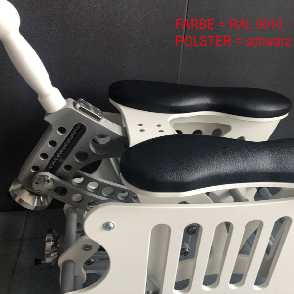 “The Joyrider” – orgasm machine by 1ATOYS, mechanical masturbation device in RAL 9010 with black padding. High-quality construction for maximum penetration experience.