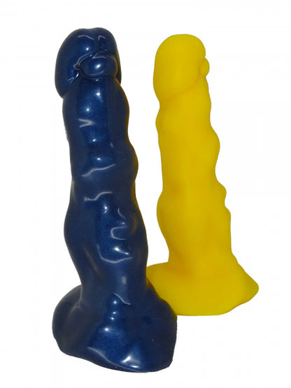 Premium silicone sex toy. The Pluildo from 1ATOYS, in blue-yellow design with textured surface.