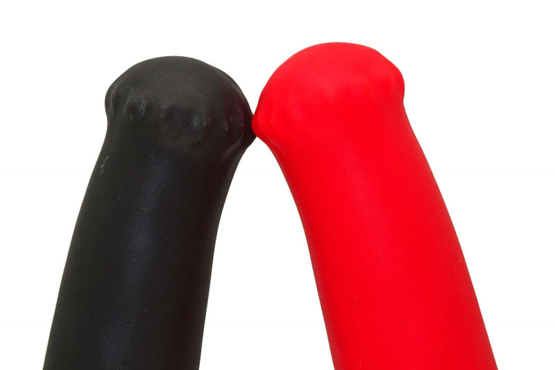 Dildos aus Premium-Silikon, schwarz und rot. „Der tapfere Reiter“ Dildo von 1ATOYS hier im Detailausschnitt der nachgebildeten Eichel.