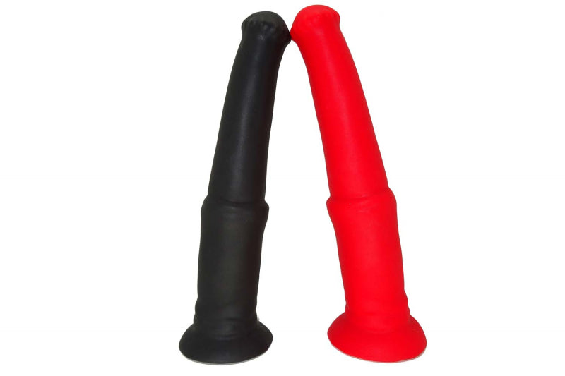 Premium Silikon Dildo „Der tapfere Reiter“, Schwarz und Rot, von 1ATOYS. Vom starken Hengst abgeschaut, perfekt für anale oder vaginale Stimulation.