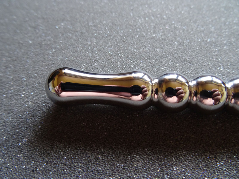 Edelstahl Harnröhren-Dildo mit verjüngendem Kugel Design zur Dehnung und Stimulation der Harnröhre. Detailaufnahme Griff