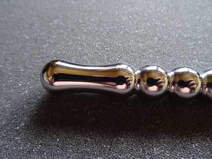 Edelstahl Harnröhren-Dildo mit verjüngendem Kugel Design zur Dehnung und Stimulation der Harnröhre. Detailaufnahme Griff