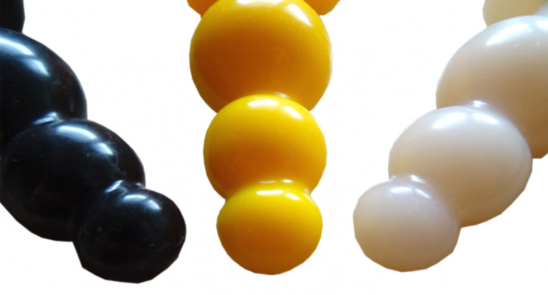 Kleiner Eindringling Plug mit Kugeln von 1ATOYS in Schwarz, Gelb und Weiß. Hochwertige Platin-Silikon-Verarbeitung. Perfekt für Einsteiger zur analen oder vaginalen Anwendung.