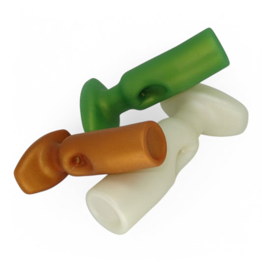 Drei Premium-Silikon-Vaginalplugs der Serie 2 von 1ATOYS in Grün, Orange und Weiß, speziell für vaginale Lustspiele. Gruppenbild zum Größenvergleich.